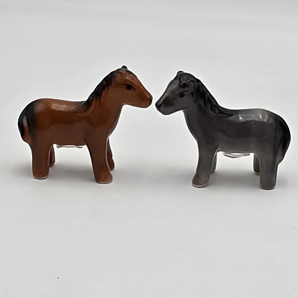 Cracker Barrel Ceramic‎ Mini Horse Salt/Pepper Shaker Set